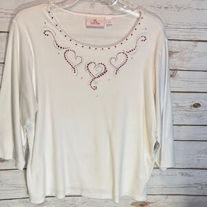 Quacker Factory White Top Quarter Length Sleeves with Red Heart Accents EUC